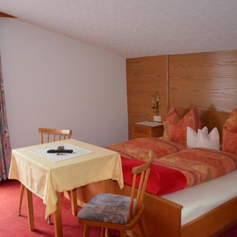 Appartements Gästehaus Schrott - Budget Double Room with Balcony Street View - 7