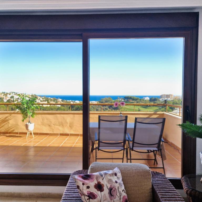 Penthouse Benalvistas Torregolf Seaview - Two-Bedroom Apartment - 11