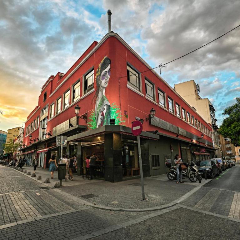 Charming Anton Martin Market - Three-Bedroom Apartment - 14