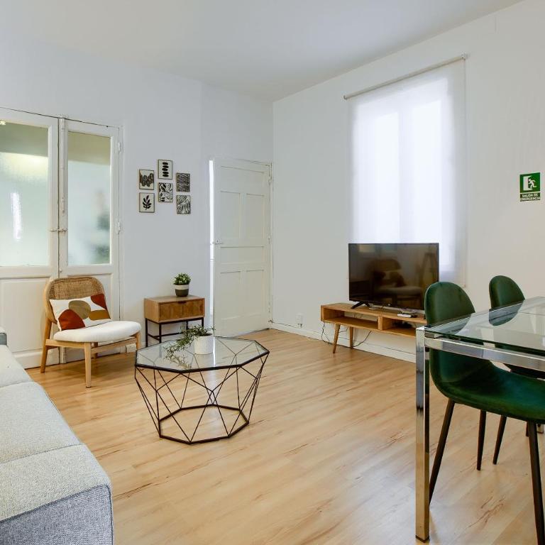 Charming Anton Martin Market - Three-Bedroom Apartment - 10
