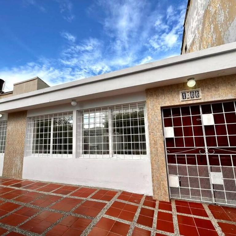 CASA CERCA A EL MAR CON PARQUEADERO - Four-Bedroom House - 1