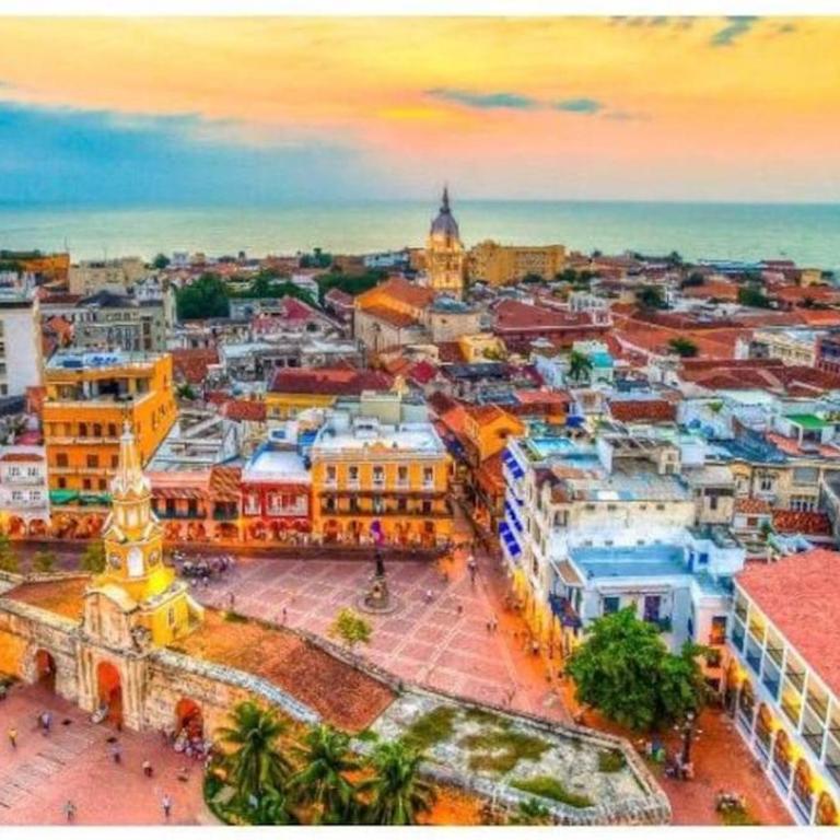 CASA CERCA A EL MAR CON PARQUEADERO - Four-Bedroom House - 3