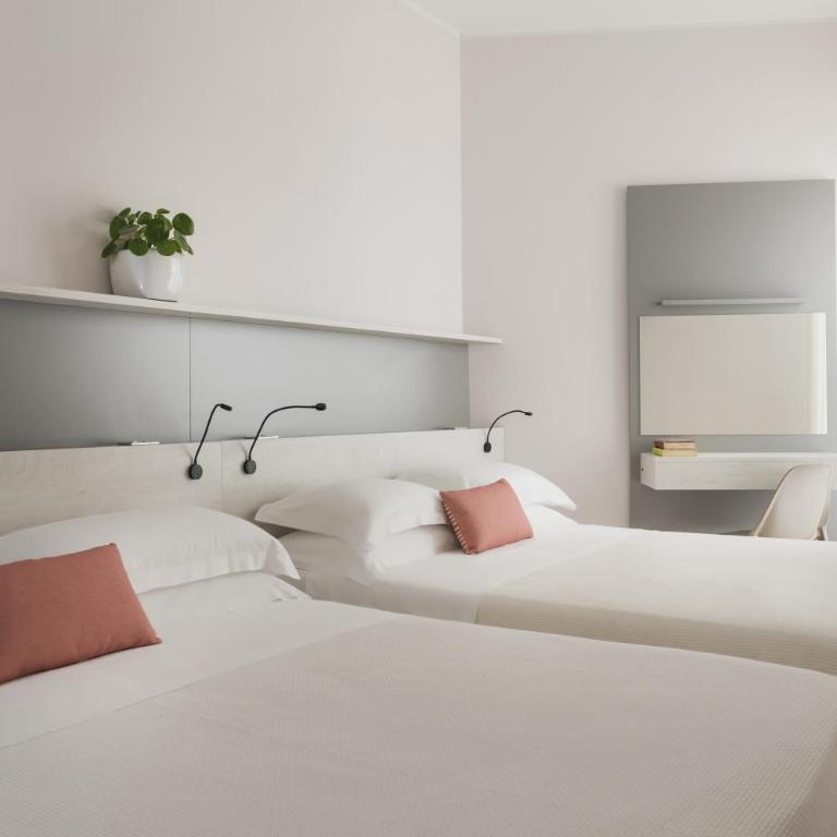 Hotel Roxy & Beach - Deluxe Triple Room with Sea View - 2