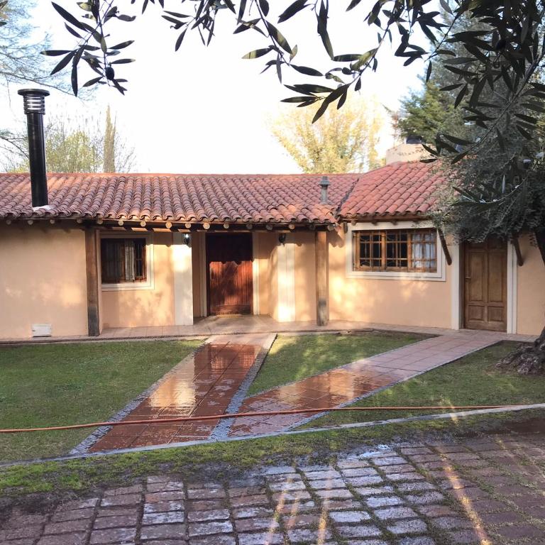 Amplia casa en Chacras de Coria - Casa de 4 dormitorios - 1