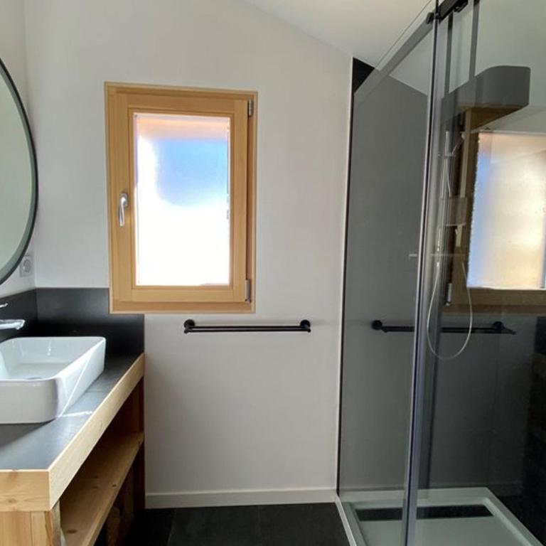 Chalet rénové pour 12 pers., à 100m des pistes, 300m des commerces, terrasses et parking inclus - Chalet 3 Chambres - 4