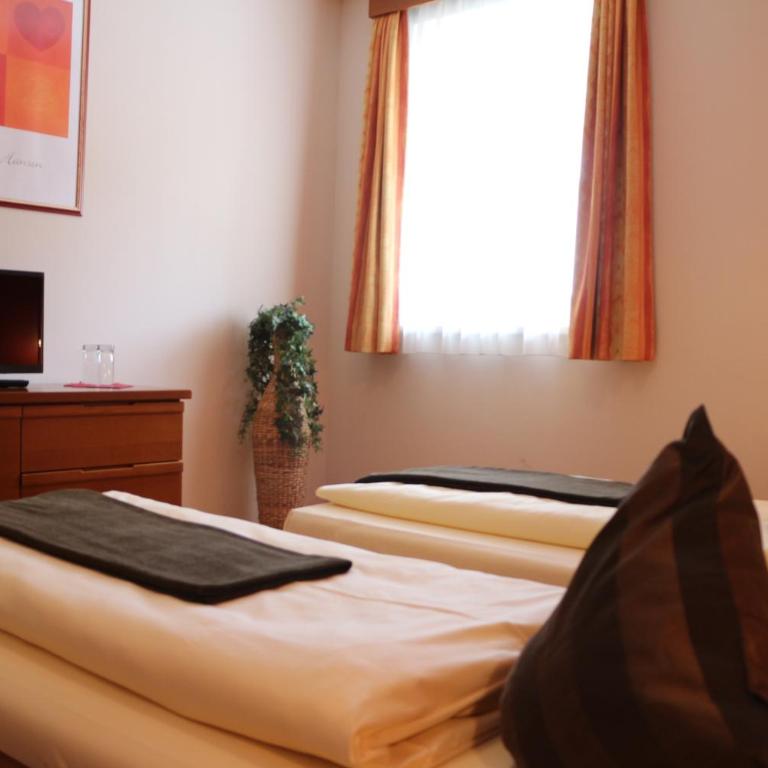 Hotel Checkin - Doppel- oder Zweibettzimmer - 2