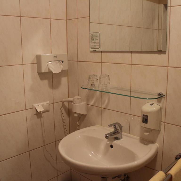 Hotel Checkin - Doppel- oder Zweibettzimmer - 3