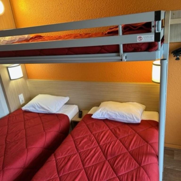 Premiere Classe Blois Nord - Chambre Triple (1 Lit Double et 1 Lit Simple) - 6