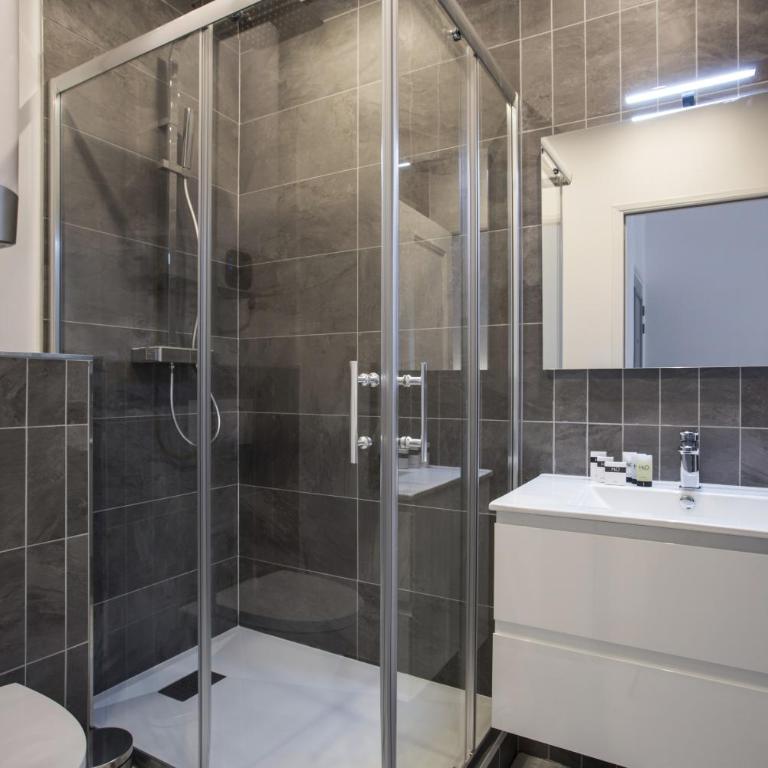 Vestay George V - Deluxe Double Room with Balcony - 2