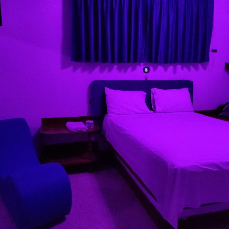 Hostal Reyna - Queen Room - 3