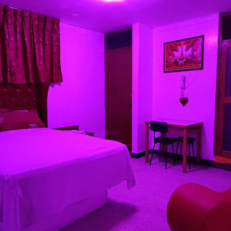 Hostal Reyna - Queen Room - 1