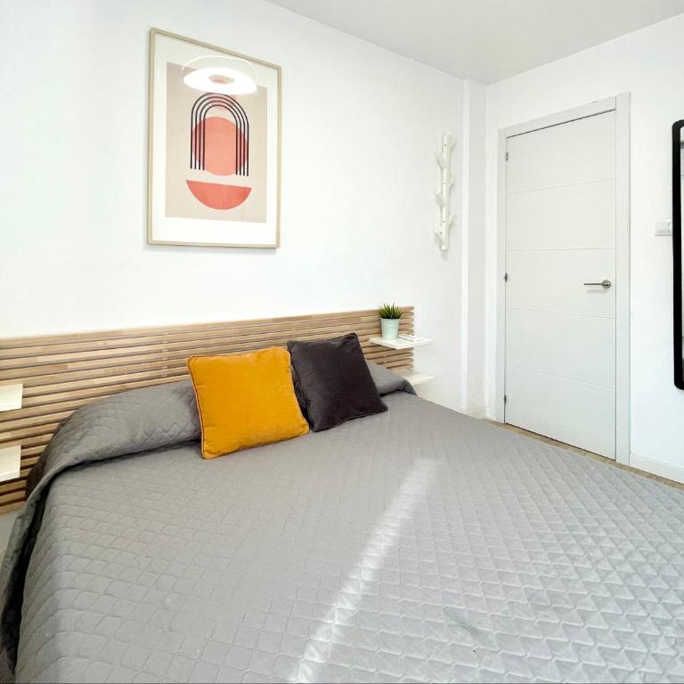 SPACIOUS, SUNNY FLAT BY CITY OF ARTS & SCIENCES - Three-Bedroom Apartment - 60