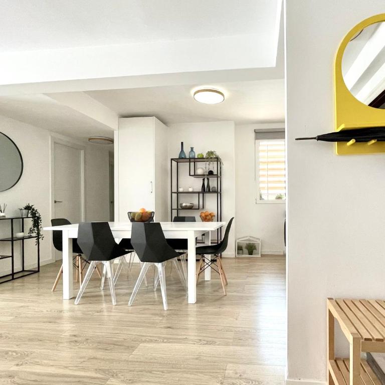 SPACIOUS, SUNNY FLAT BY CITY OF ARTS & SCIENCES - Three-Bedroom Apartment - 61