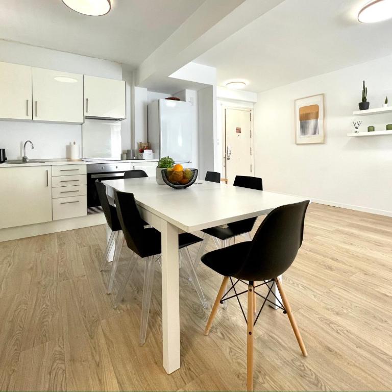 SPACIOUS, SUNNY FLAT BY CITY OF ARTS & SCIENCES - Three-Bedroom Apartment - 56