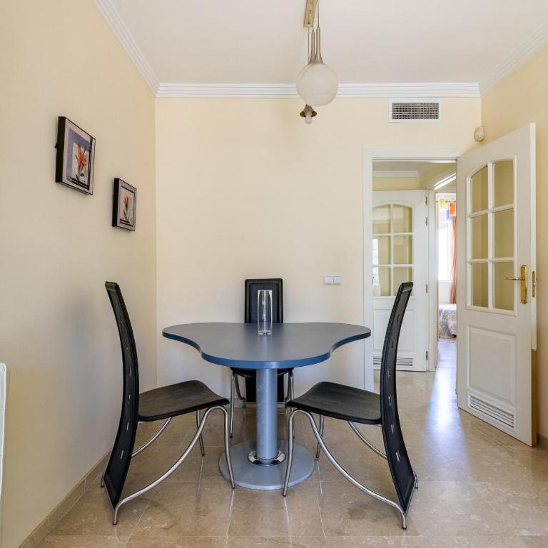 Cozy 2-Bedroom Beachfront Retreat in Estepona - Apartamento de 2 dormitorios - 8