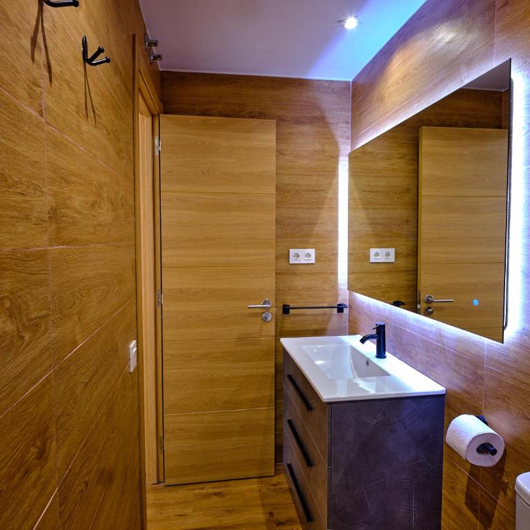 Leo Home- bright & centric 3 bedrooms apartment with private parking inside - Apartamento - 17