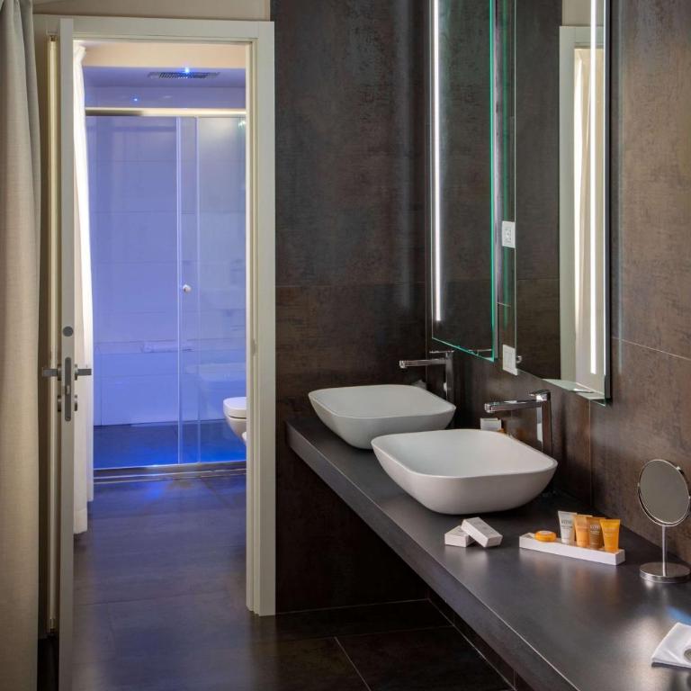 Cosmopolita Rome Colosseum, Tapestry Collection by Hilton - Junior Suite - 1