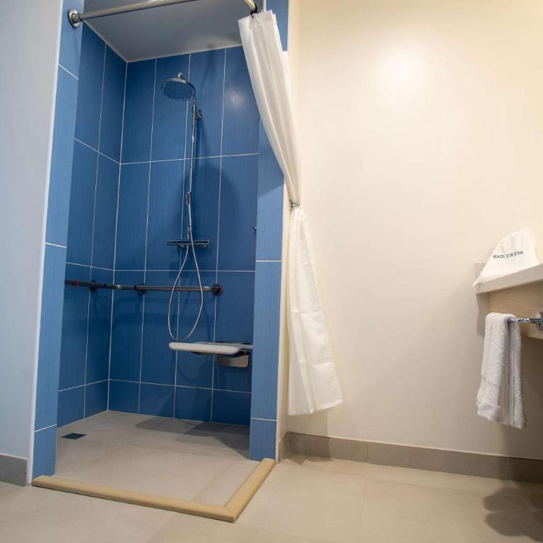 Hampton By Hilton Quito La Carolina Park - Habitación con ducha accesible en silla de ruedas - Cama grande - Adaptada para personas con movilidad reducida - No fumadores - 4