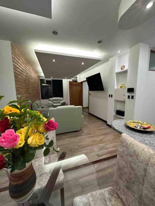 Sucre Suites Cuenca - Suite Deluxe con cama extragrande - 8
