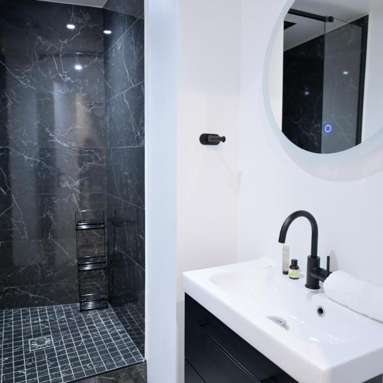 Montmartre Marvel! Designer Apartment near metro - Appartement - Rez-de-Chaussée - 28