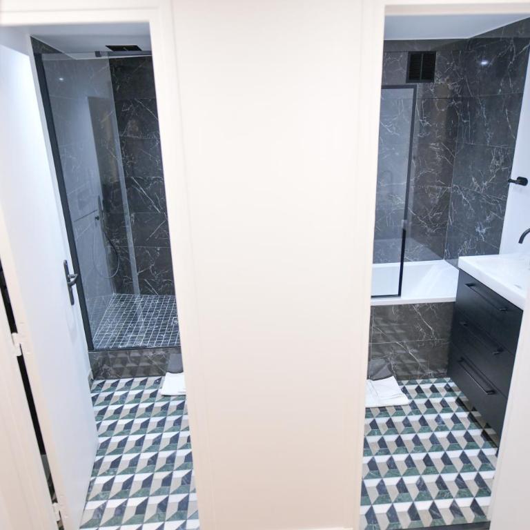 Montmartre Marvel! Designer Apartment near metro - Appartement - Rez-de-Chaussée - 27