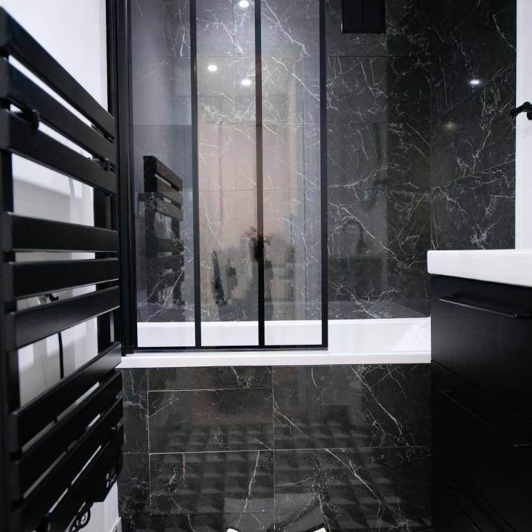 Montmartre Marvel! Designer Apartment near metro - Appartement - Rez-de-Chaussée - 29