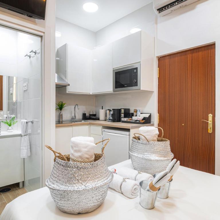 Sleep, Shower and coffee near Madrid's Gran Via - One-Bedroom Apartment - 4