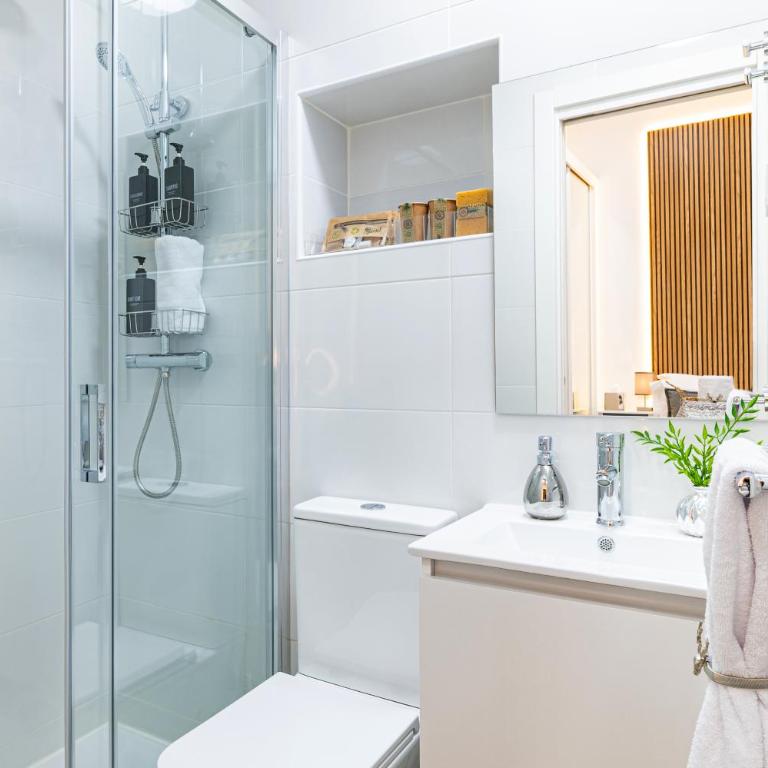 Sleep, Shower and coffee near Madrid's Gran Via - One-Bedroom Apartment - 18