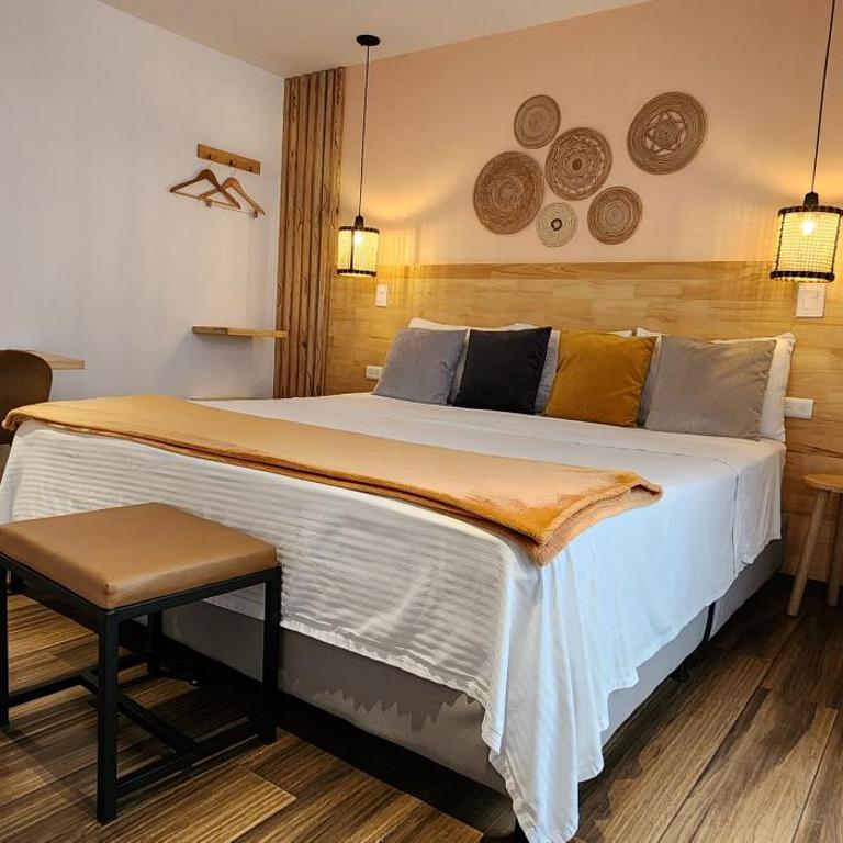 La Martina Hotel Boutique - Habitación con cama extragrande y balcón - 1