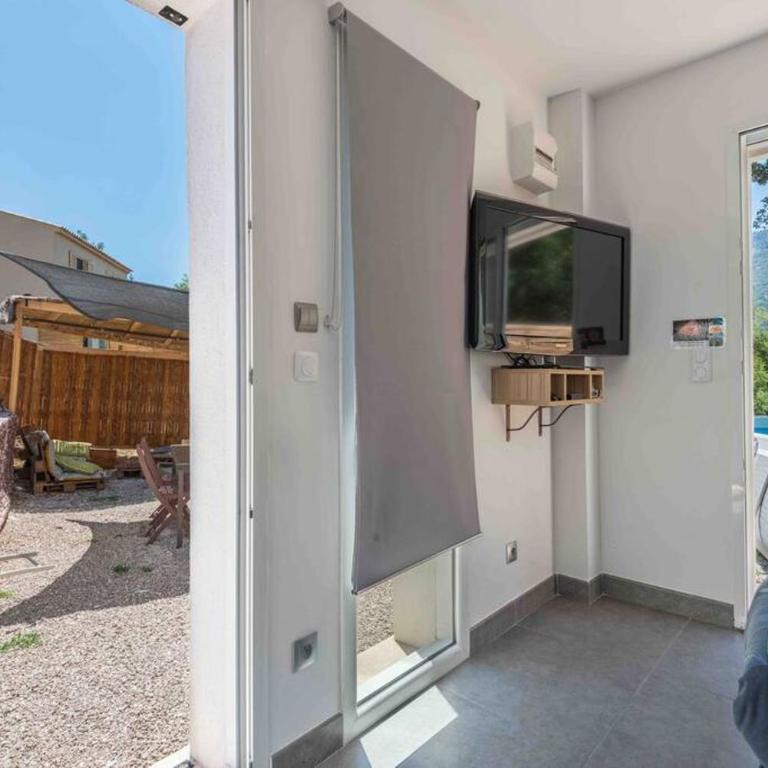 Aux Studio sous les oliviers Netflix et Prime vidéo - Appartement - Vue sur Piscine - 5
