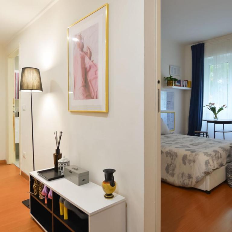 Milano Lights - Double Room with Shared Bathroom - 10