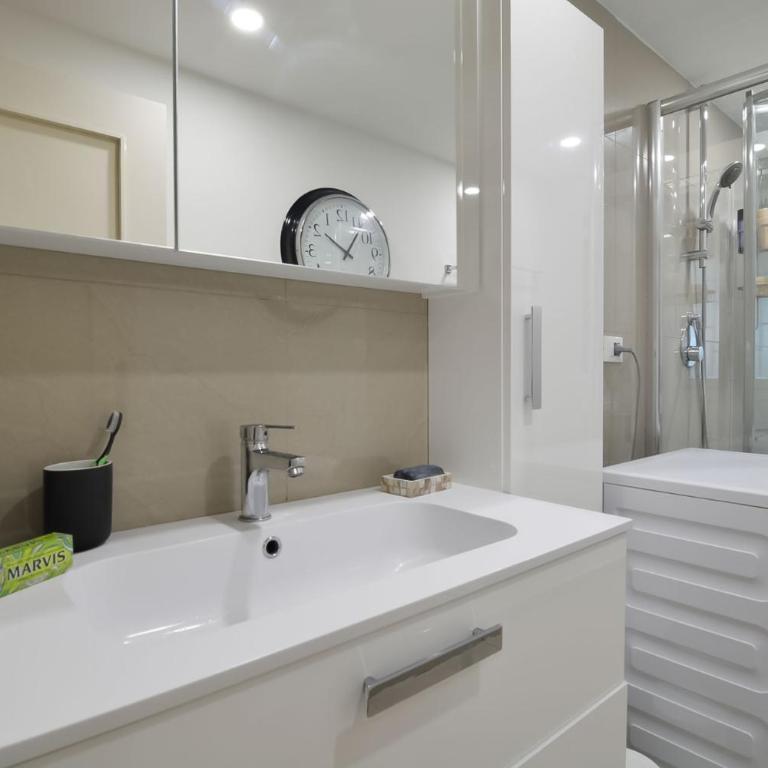 Milano Lights - Double Room with Shared Bathroom - 7