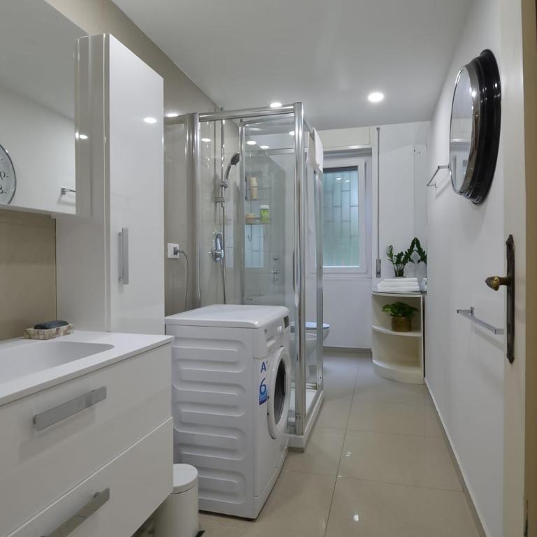 Milano Lights - Double Room with Shared Bathroom - 6