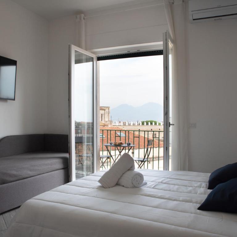 B&B Monteleone ,12 - Double Room with Private Bathroom with Balcony Vesuvio View - 4