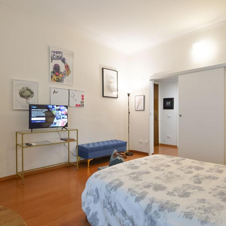 Milano Lights - Double Room with Shared Bathroom - 14
