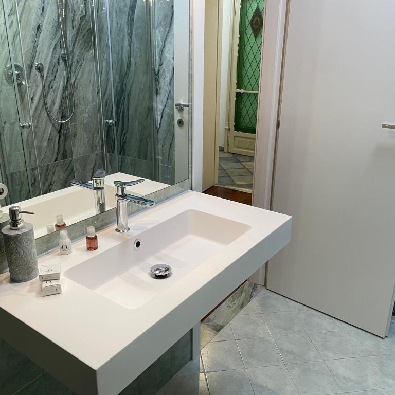 Suites Indipendenza 58 - Camera Matrimoniale con Bagno Privato - 10