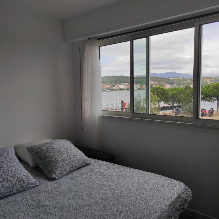 L'antre de MER "Les pieds dans l'eau" - Vue mer - CLIM - Embarcadère - Plage de sable et restaurants à pied - Arrivée autonome dès 17H - Codes sur messagerie - - One-Bedroom Apartment - 26