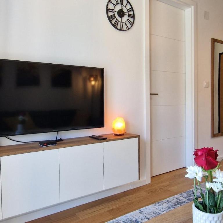 Engadin's 1BDR Apartment near Ski lift - One-Bedroom Apartment - 2