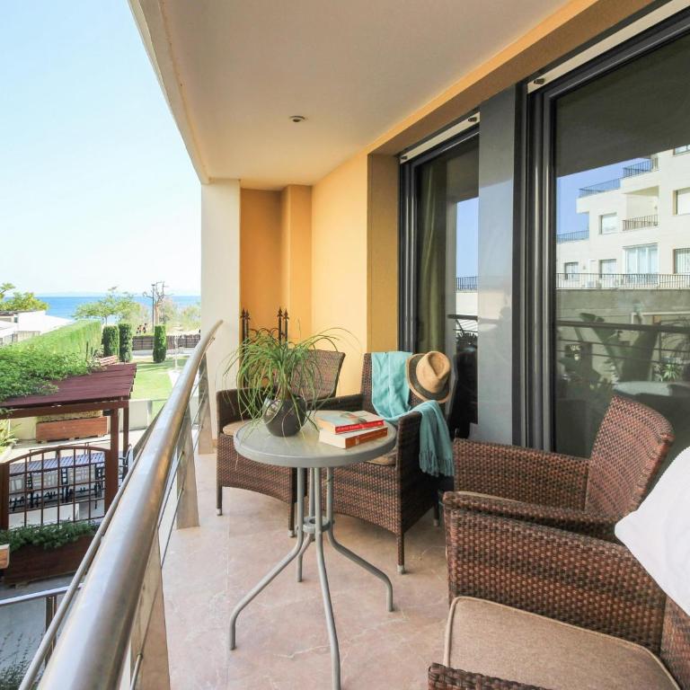Apartamento en primera línea de mar en Roses con terraza - ES-228-90 - Apartamento - 1