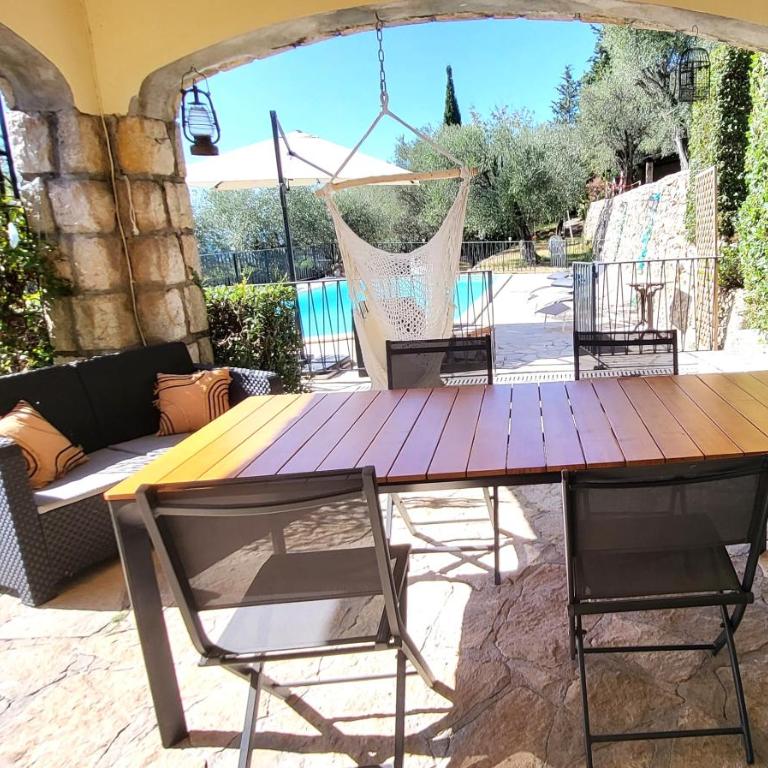 "La Colombe sous les Oliviers" Gîte jusqu'à 4 personnes - 75m2 - Sur Boooking - Rez de jardin Piscine Vue mer et lac - Casa Vacanze - 4