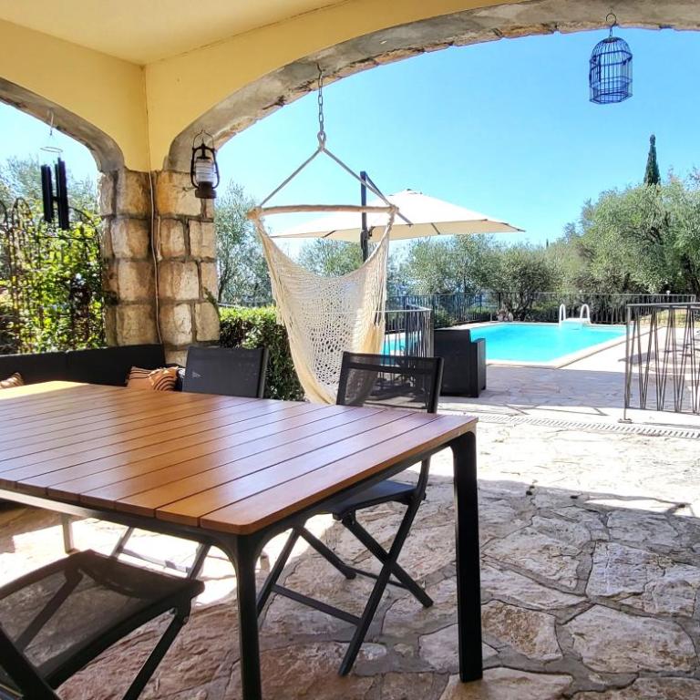 "La Colombe sous les Oliviers" Gîte jusqu'à 4 personnes - 75m2 - Sur Boooking - Rez de jardin Piscine Vue mer et lac - Casa Vacanze - 24