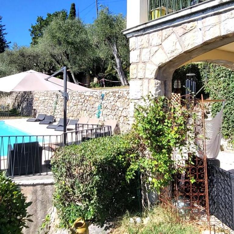 "La Colombe sous les Oliviers" Gîte jusqu'à 4 personnes - 75m2 - Sur Boooking - Rez de jardin Piscine Vue mer et lac - Casa Vacanze - 21
