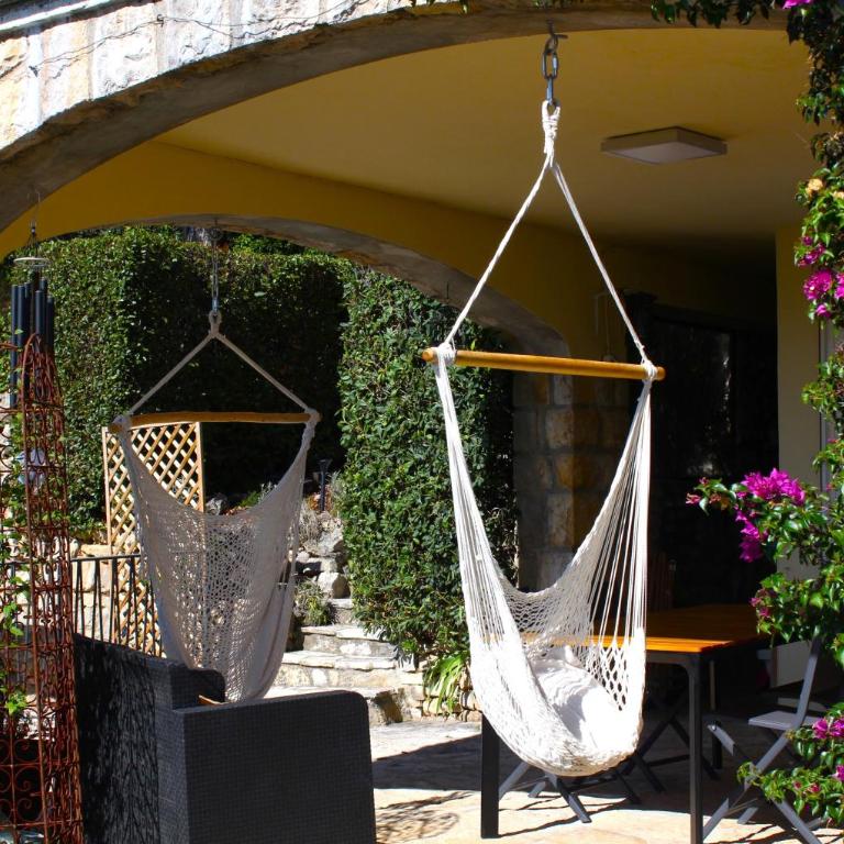 "La Colombe sous les Oliviers" Gîte jusqu'à 4 personnes - 75m2 - Sur Boooking - Rez de jardin Piscine Vue mer et lac - Casa Vacanze - 22