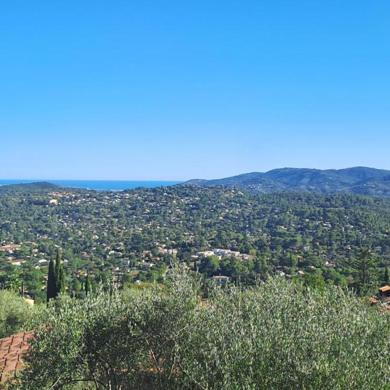 "La Colombe sous les Oliviers" Gîte jusqu'à 4 personnes - 75m2 - Sur Boooking - Rez de jardin Piscine Vue mer et lac - Casa Vacanze - 43