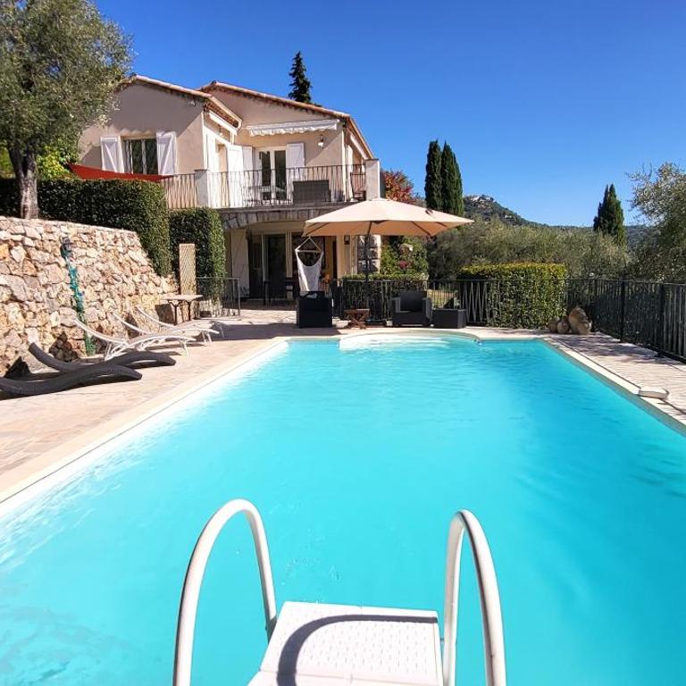 "La Colombe sous les Oliviers" Gîte jusqu'à 4 personnes - 75m2 - Sur Boooking - Rez de jardin Piscine Vue mer et lac - Casa Vacanze - 47