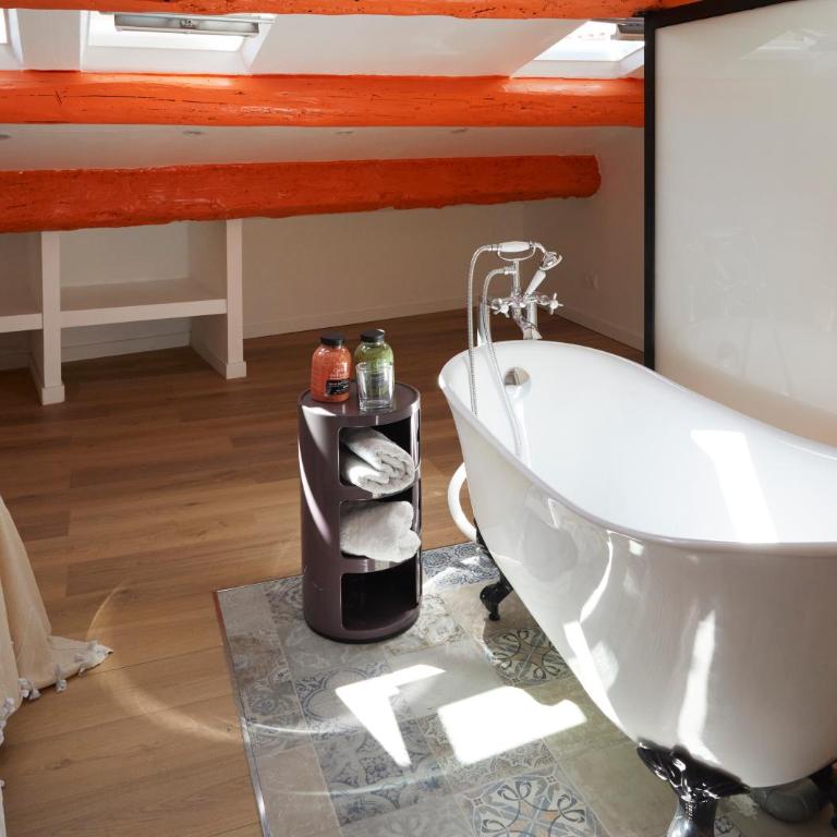 Historic Beziers flat with A C next to les Halles - Apartment - 4