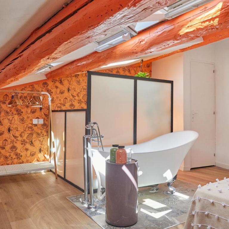 Historic Beziers flat with A C next to les Halles - Apartment - 7