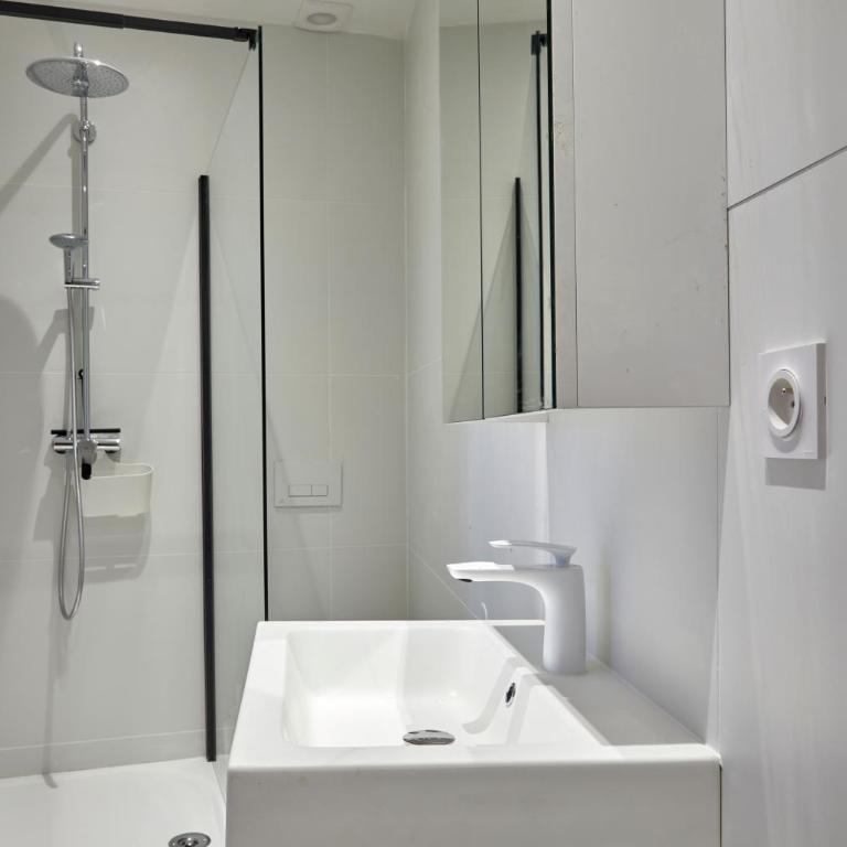 Historic Beziers flat with A C next to les Halles - Apartment - 17