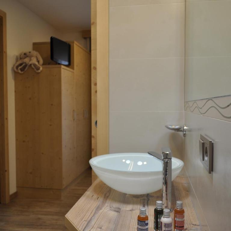 B&B - Apartments Sunnwies - Apartment mit 2 Schlafzimmern (4 Erwachsene) mit Balkon - Neubau - 2