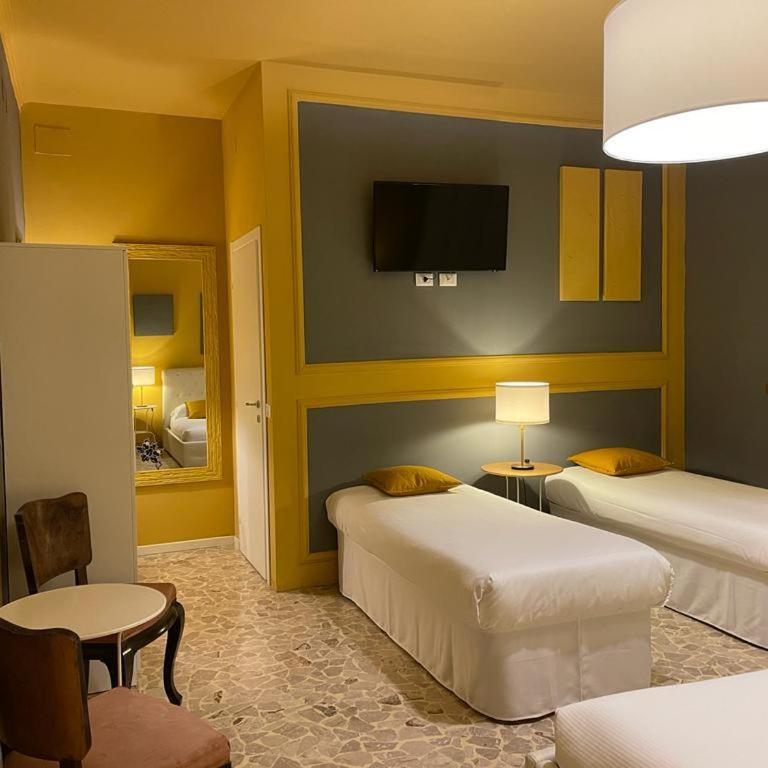 Central Suite Bed&Breakfast - Camera Quadrupla con Doccia - 4
